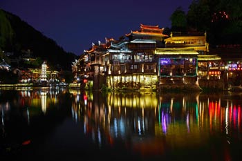 長沙出發(fā)到張家界天門山、玻璃棧道、鳳凰古城、鳳凰夜景往返二日游